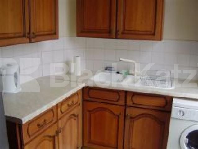 			Reduced Price, 3 Bedroom, 1 bath, 1 reception Flat			 Gloucester Drive, FINSBURY PARK N4